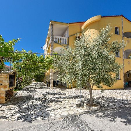 Apartments Mark - 200 M From Sea Новалья Экстерьер фото